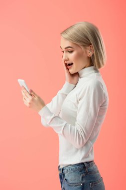 pink izole smartphone bakarak şok sarışın kız 