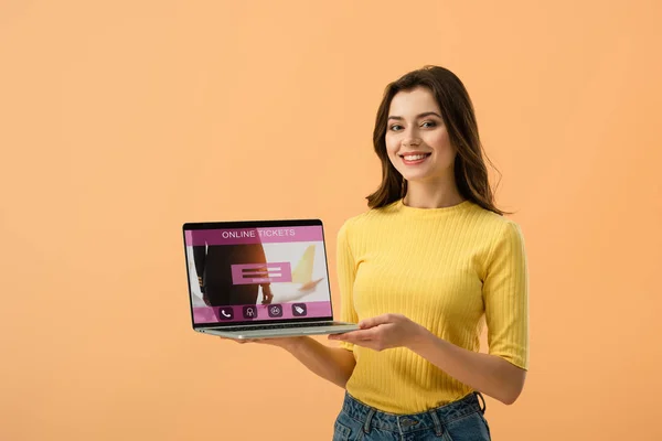 Χαμογελαστό Κορίτσι Μελαχρινή Κρατώντας Laptop Την Ιστοσελίδα Online Εισιτήρια Στην — Φωτογραφία Αρχείου