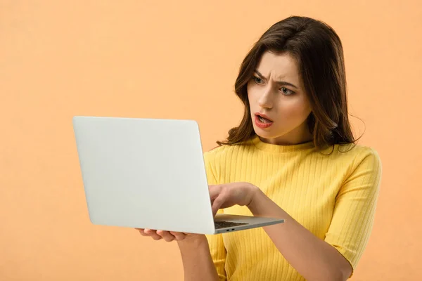 Dissatisfied Brunette Young Woman Using Laptop Isolated Orange — Stock Photo, Image