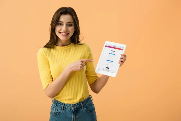 Rindo Menina Bonita Apontando Com Dedo Para Tablet Digital Com — Fotografia de Stock