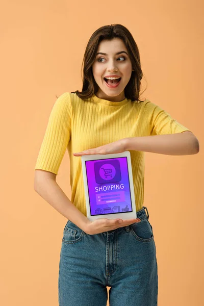 Lachen Brunette Jonge Vrouw Met Digitale Tablet Met Shopping App — Stockfoto