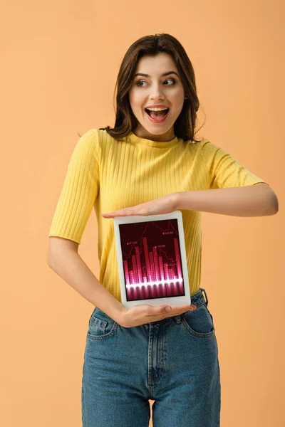 Vrolijke Brunette Meisje Digitale Tablet Met Business App Houden Scherm — Stockfoto