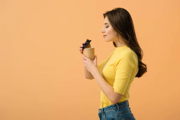 Seitenansicht Der Entspannten Brünetten Frau Mit Papiertasse Kaffee Isoliert Auf — Stockfoto