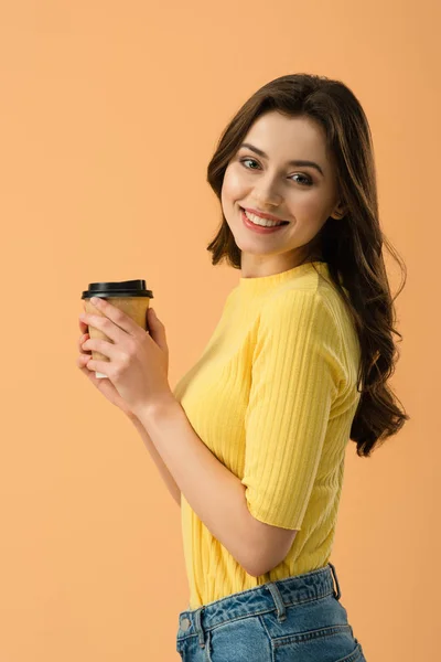 Rindo Menina Atraente Segurando Xícara Papel Café Olhando Para Câmera — Fotografia de Stock