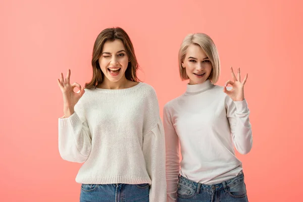 Attractive Brunette Blonde Girls Showing Sign Isolated Pink — Stock Photo, Image