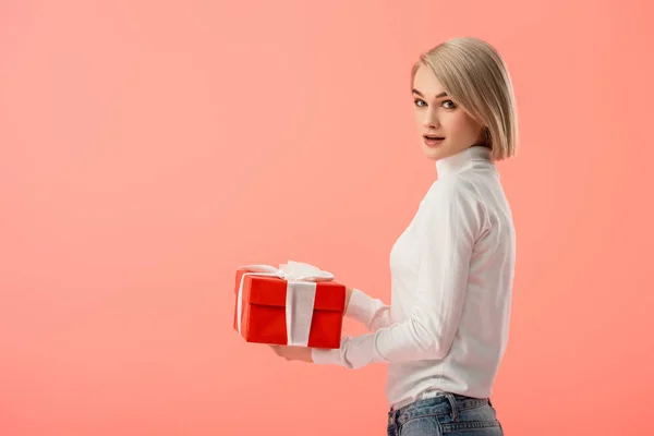 Surprised Blonde Woman Holding Gift Box Hands Isolated Pink — Stock Photo, Image