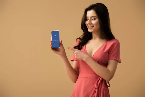 Alegre Morena Chica Apuntando Con Dedo Teléfono Inteligente Con Aplicación — Foto de Stock