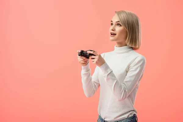 Überrascht Blonde Frau Mit Steuerknüppel Beim Spielen Isoliert Auf Rosa — Stockfoto