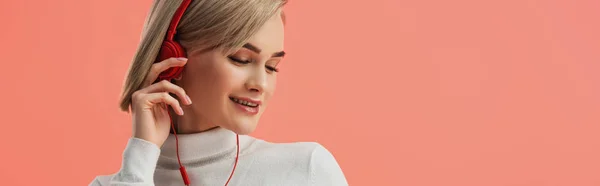 Panoramy Szczęśliwy Blondynka Młoda Kobieta Słuchania Muzyki Słuchawkach Różowym Tle — Zdjęcie stockowe
