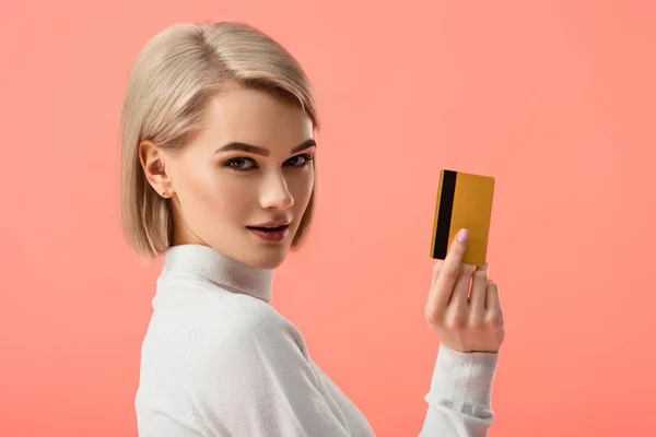 Mulher Loira Atraente Segurando Cartão Crédito Isolado Rosa — Fotografia de Stock