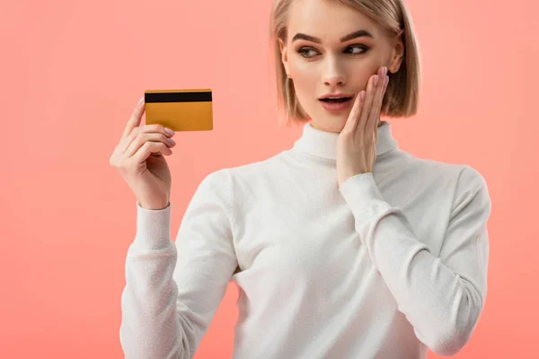 Surpresa Loira Jovem Segurando Cartão Crédito Isolado Rosa — Fotografia de Stock