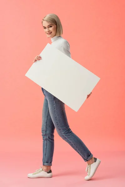 Alegre Mujer Rubia Sosteniendo Cartel Blanco Sobre Fondo Rosa — Foto de Stock