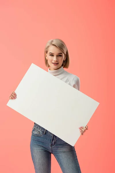 Boldog Blonde Girl Gazdaság Üres Plakát Elszigetelt Rózsaszín — Stock Fotó