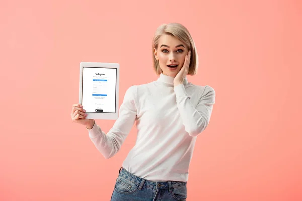 Surprised Blonde Woman Holding Digital Tablet Instagram App Screen Isolated — 图库照片