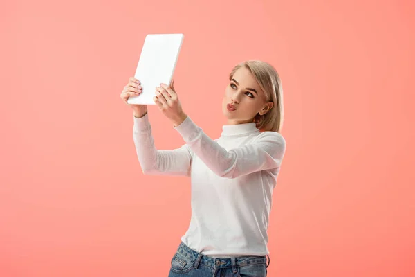 Aantrekkelijke Blonde Meisje Selfie Nemen Terwijl Digitale Tablet Geïsoleerd Roze — Stockfoto