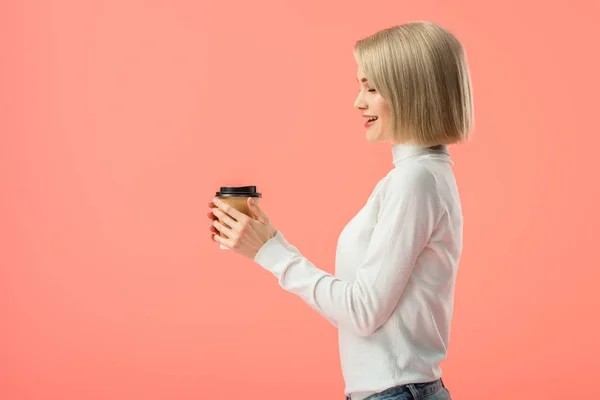 Vrolijke Blonde Meisje Houden Papier Beker Met Drankje Geïsoleerd Roze — Stockfoto