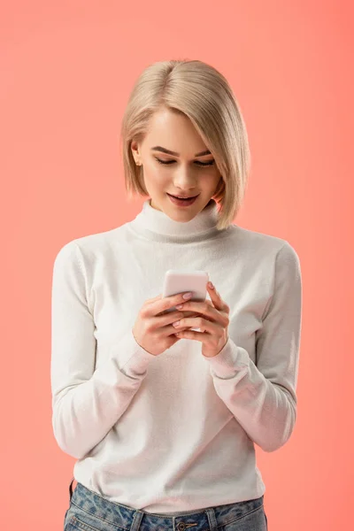 Atrakcyjny Blond Kobieta Przy Użyciu Smartfona Różowym Tle — Zdjęcie stockowe