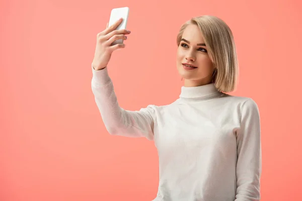 Mulher Loira Alegre Tomando Selfie Smartphone Isolado Rosa — Fotografia de Stock