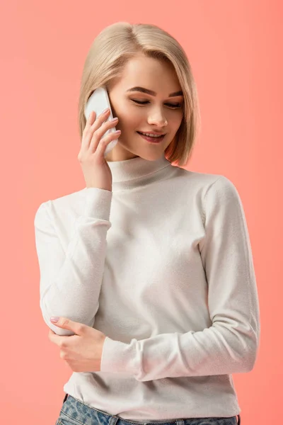 Atractiva Mujer Rubia Hablando Teléfono Inteligente Aislado Rosa — Foto de Stock