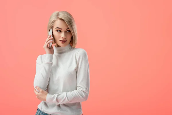 Překvapený Blond Žena Mluví Smartphone Izolované Růžové — Stock fotografie