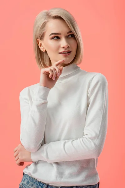 Aantrekkelijke Peinzende Blond Meisje Permanent Geïsoleerd Roze — Stockfoto