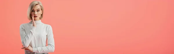 Panoramabild Chockad Blond Flicka Tittar Kameran Isolerad Rosa — Stockfoto