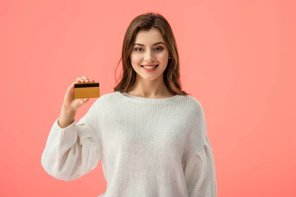 Sorrindo Morena Menina Segurando Cartão Crédito Isolado Rosa — Fotografia de Stock