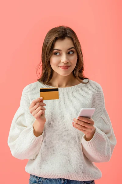 Veselá Tmavovláska Drží Kreditní Kartu Smartphone Izolovaných Růžové — Stock fotografie