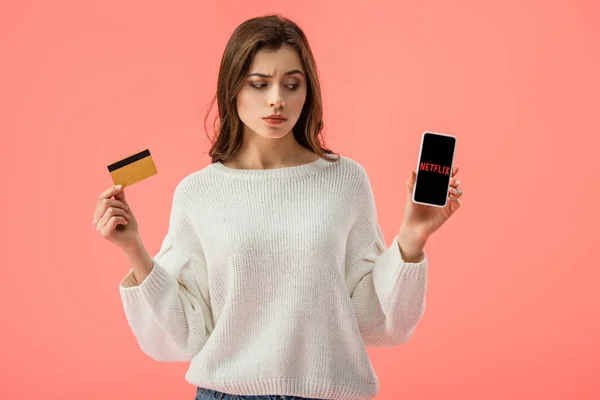 Attractive Brunette Girl Holding Credit Card While Looking Smartphone Netflix — Stock Photo, Image