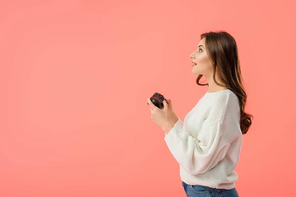 Side View Surprised Girl Holding Joystick While Standing Isolated Pink — Stock Photo, Image