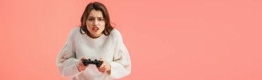 esmer kız oynamaya pink izole joystick tutarken panoramik çekim 