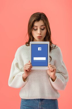 pink izole ekranda dijital tablet facebook app ile tutan çekici genç kadın 