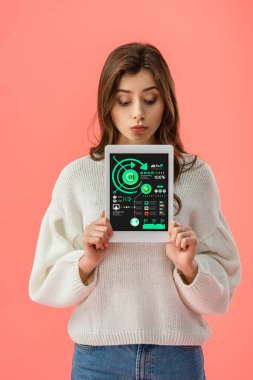 Dijital tablet pink izole ekranda grafikler ile tutan çekici genç kadın 