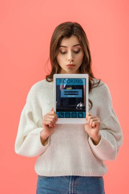 pink izole ekranda rezervasyon uygulaması ile dijital tablet tutan sürpriz genç kadın 
