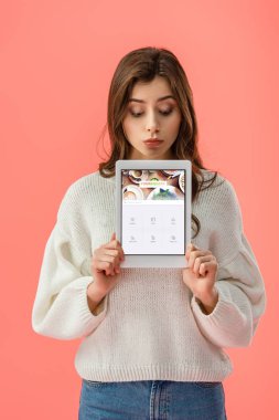 pink izole ekranda dijital tablet oturaklı app ile tutan çekici genç kadın 