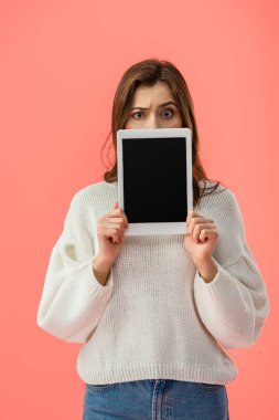 boş ekran üzerinde pembe izole ile dijital tablet tutan genç kadın karışık 