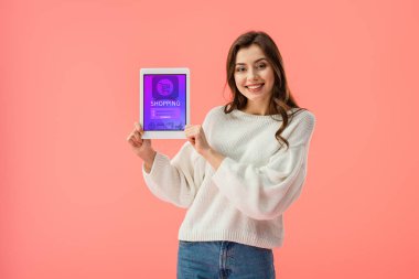 app ekranda pink izole alışveriş ile dijital tablet tutan neşeli genç kadın 
