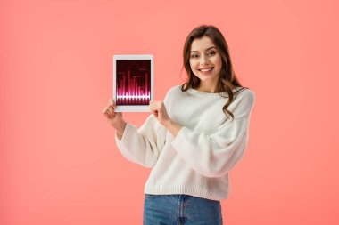 pink izole ekranda grafikler ile dijital tablet tutan neşeli genç kadın 
