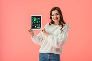 Dijital tablet pink izole ekranda grafikler ile tutan neşeli genç kadın 