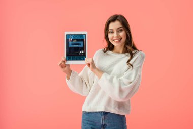 pink izole ekranda rezervasyon uygulaması ile dijital tablet tutan mutlu genç kadın 