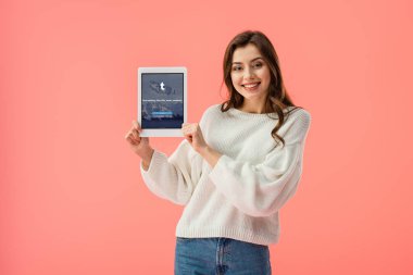 pink izole ekranda dijital tablet tumblr app ile tutan mutlu genç kadın  