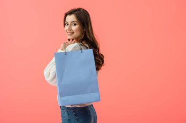 alışveriş çantası pink izole tutan gülümseyen ve çekici genç kadın  