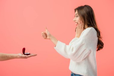 Başparmak ile sürpriz esmer kız için yapım evlenme teklifi pink izole adam görünümünü kırpılmış