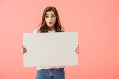 pink izole kopya alanı ile boş tahta tutan şaşırmış ve güzel kadın