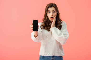 pink izole kopya alanı ile smartphone holding beyaz süveterli şok kadın
