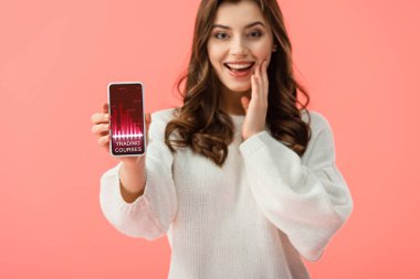 seçici odak kursları app ekranda pink izole ticari smartphone holding beyaz kazaklı kadının 