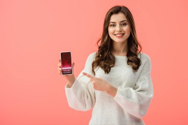 kadın beyaz kazaklı kursları app ekranda pink izole ticari smartphone, parmakla işaret 