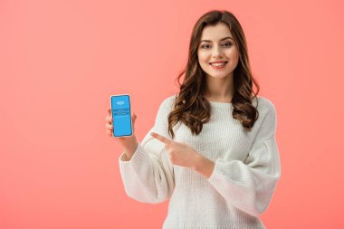 kadın beyaz kazaklı smartphone pink izole ekranında skype uygulaması ile parmakla işaret 