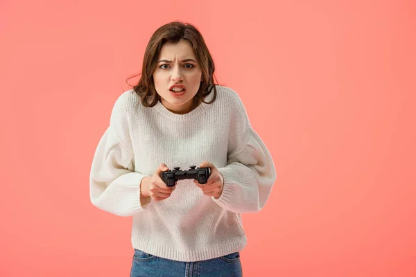 Brunette Girl Gazdaság Joystick Miközben Játszik Elszigetelt Rózsaszín — Stock Fotó