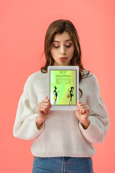 Attraente Giovane Donna Possesso Tablet Digitale Con Migliore Applicazione Shopping — Foto Stock